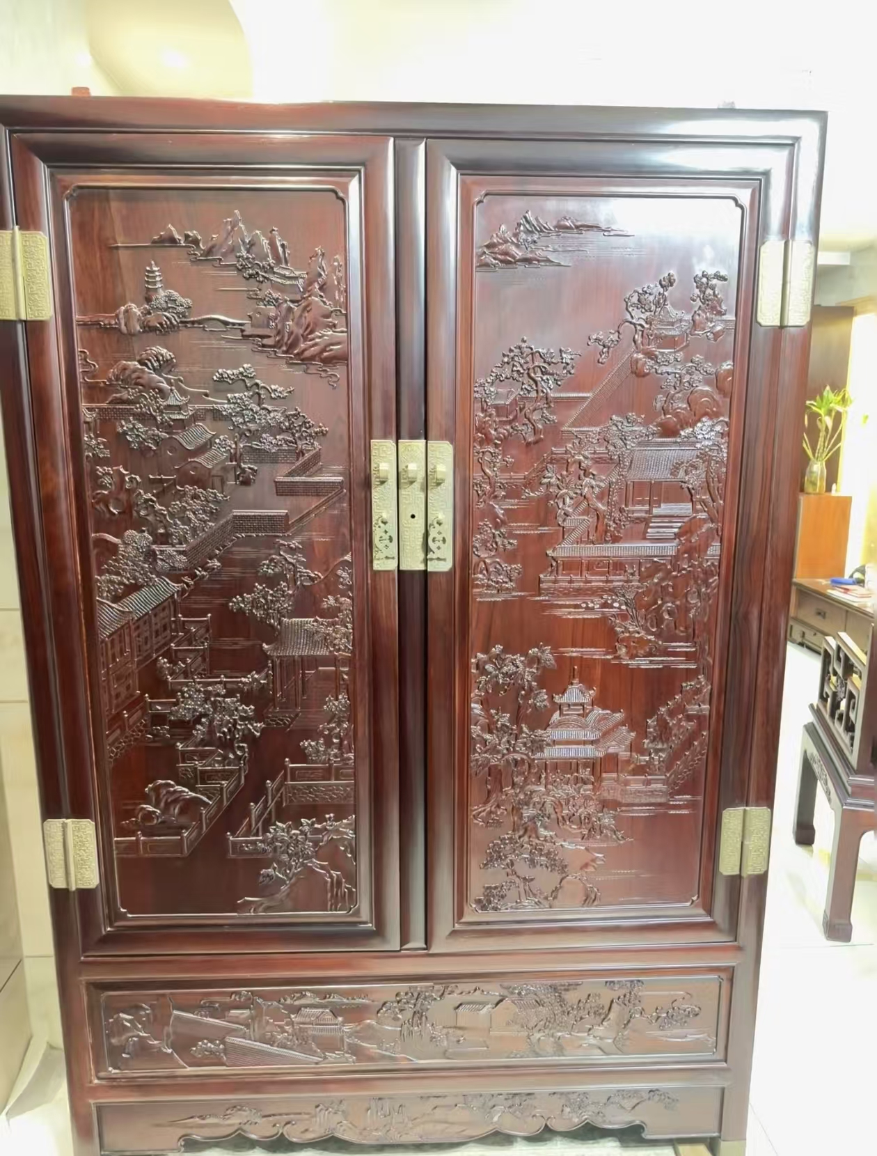 林小姐在洛杉矶家用多年的红木衣橱